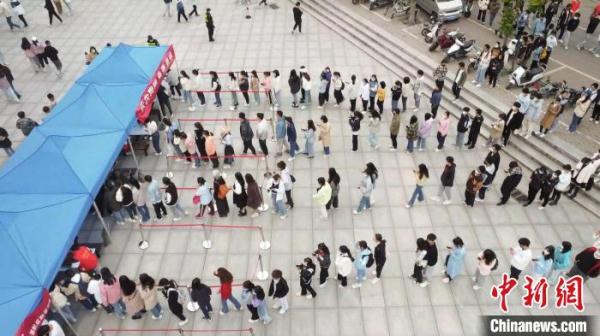 河南一高校学生组队钓鱼 3200斤全鱼宴免费吃