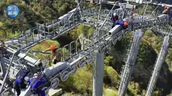 你敢向下看吗?华山索道检修工高空巡检是这样的…… 你敢向下看吗?华山索道检修工高空巡检是这样的……