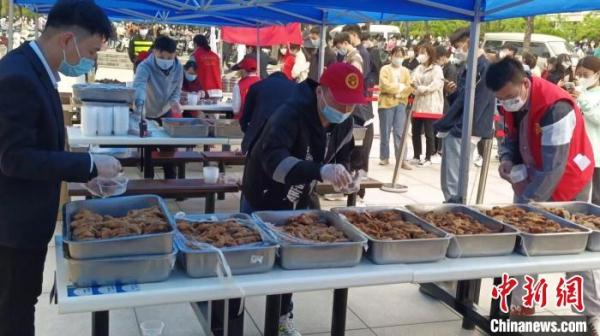 河南一高校学生组队钓鱼 3200斤全鱼宴免费吃