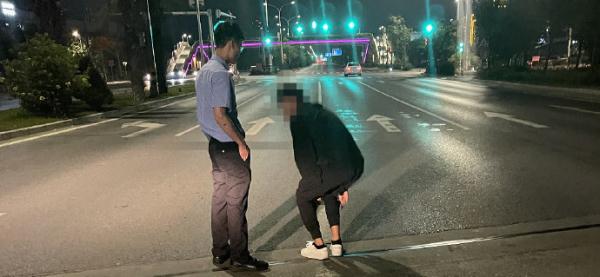 夫妻吵架冷战数日 男子瘫坐路中想寻短见……