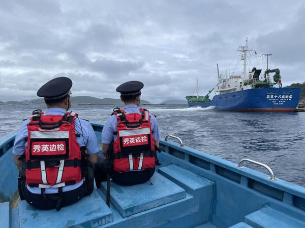 海口秀英边检站保障鱼苗出口快捷通关
