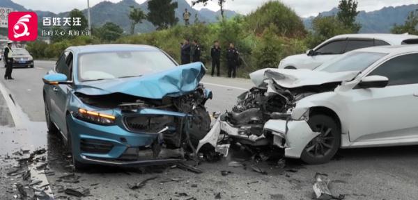 两车迎头相撞！竟是弯道强行超车？肇事驾驶员的身份让人后怕……