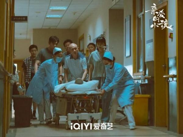 《亲爱的小孩》：困境与温暖同在的现实物语