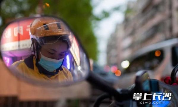 单亲妈妈当骑手送外卖三年哭过两次，但都不是因为累，而是因为……