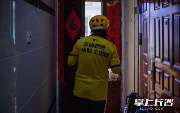 单亲妈妈当骑手送外卖三年哭过两次，但都不是因为累，而是因为……