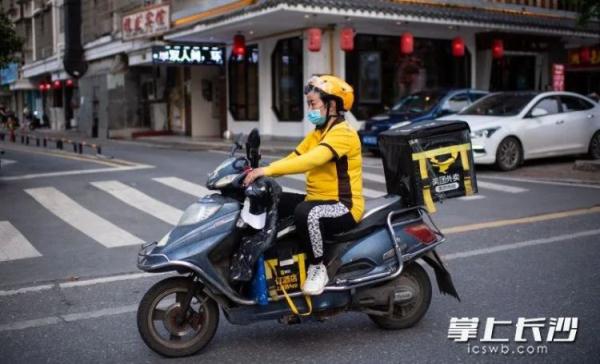 单亲妈妈当骑手送外卖三年哭过两次，但都不是因为累，而是因为……