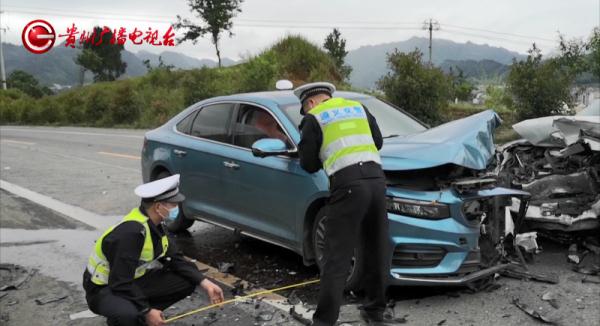 两车迎头相撞！竟是弯道强行超车？肇事驾驶员的身份让人后怕……