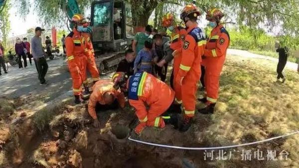 10岁哥哥倒吊下井勇救2岁弟弟
