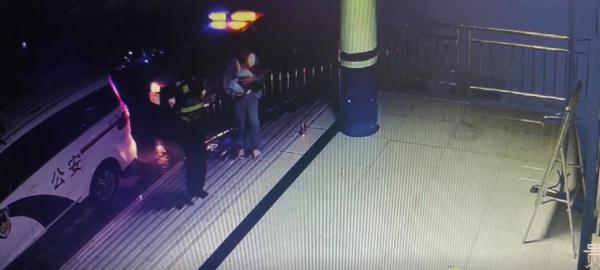 凌晨,年轻妈妈怀抱婴儿欲轻生!他奋力营救 凌晨,年轻妈妈怀抱婴儿欲轻生!他奋力营救