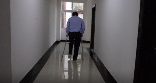 凌晨,年轻妈妈怀抱婴儿欲轻生!他奋力营救 凌晨,年轻妈妈怀抱婴儿欲轻生!他奋力营救