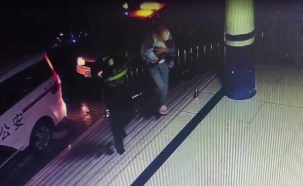 凌晨,年轻妈妈怀抱婴儿欲轻生!他奋力营救 凌晨,年轻妈妈怀抱婴儿欲轻生!他奋力营救