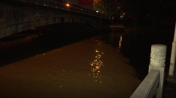 凌晨,年轻妈妈怀抱婴儿欲轻生!他奋力营救 凌晨,年轻妈妈怀抱婴儿欲轻生!他奋力营救