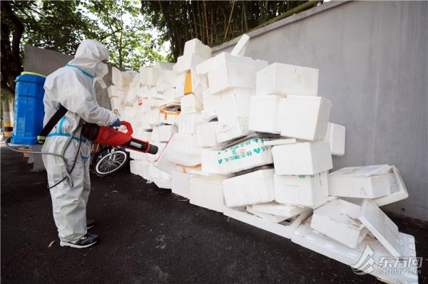 收到物资后 你的一个动作可以帮助城市更快“消化”泡沫箱