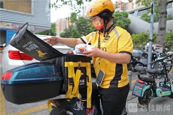 00后女骑士长蒋小溪疫情中带队送外卖的接单王