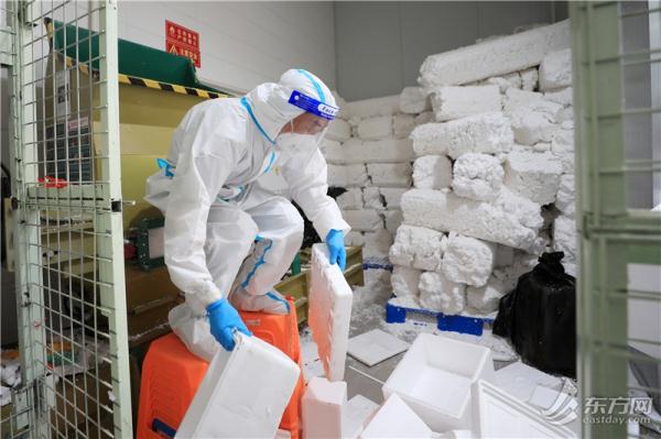 收到物资后 你的一个动作可以帮助城市更快“消化”泡沫箱