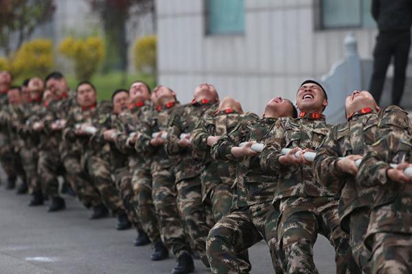 部队官兵多种形式过“五一”
