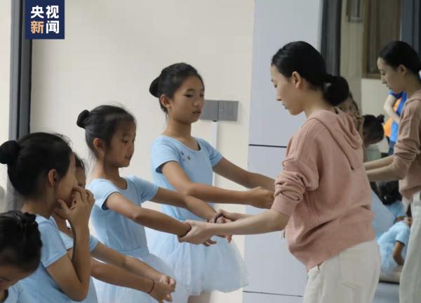 那个在田埂跳芭蕾的女孩，长大了！