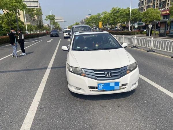 海宁街头两车追尾,警方调查后将一方司机拘留了…… 海宁街头两车追尾,警方调查后将一方司机拘留了……