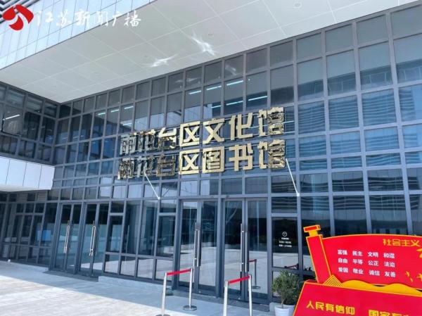 小长假不能远行  南京市民泡图书馆阅读热情高涨