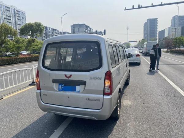 海宁街头两车追尾,警方调查后将一方司机拘留了…… 海宁街头两车追尾,警方调查后将一方司机拘留了……