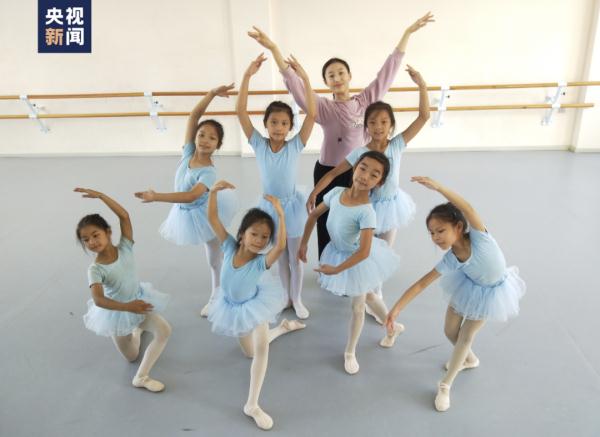 那个在田埂跳芭蕾的女孩，长大了！