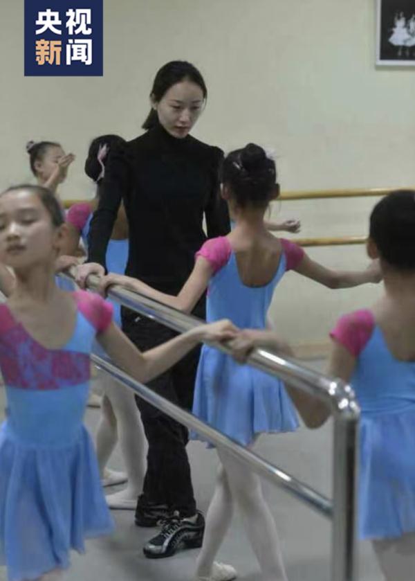 那个在田埂跳芭蕾的女孩，长大了！