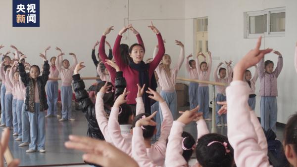 那个在田埂跳芭蕾的女孩，长大了！