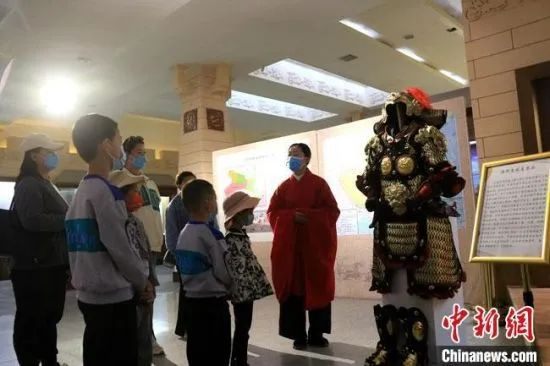 首个复原“唐朝明光铠”亮相敦煌 首个复原“唐朝明光铠”亮相敦煌