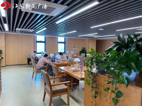 小长假不能远行  南京市民泡图书馆阅读热情高涨