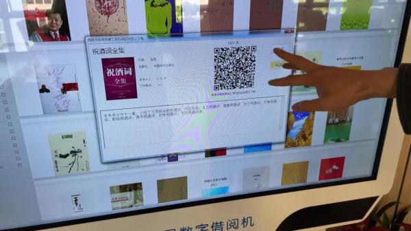小长假不能远行  南京市民泡图书馆阅读热情高涨