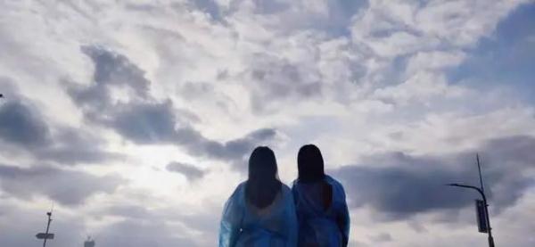 拨云见日,被援沪女孩的天台合影治愈了! 拨云见日,被援沪女孩的天台合影治愈了!