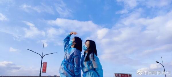 拨云见日,被援沪女孩的天台合影治愈了! 拨云见日,被援沪女孩的天台合影治愈了!