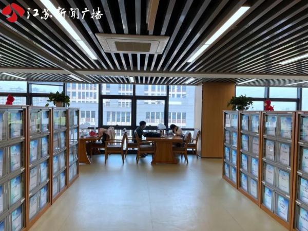 小长假不能远行  南京市民泡图书馆阅读热情高涨