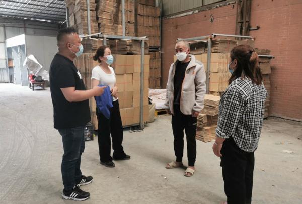 上海一男子“快饿死了”拦车求物资?青浦有超市倒卖猪肉物资?真相→ 上海一男子“快饿死了”拦车求物资?青浦有超市倒卖猪肉物资?真相→