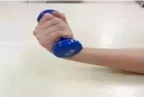 你拿手机是这个姿势吗？别再做了！医生紧急提醒……