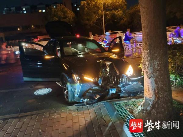 避让前车时将油门当刹车，小轿车怼上大树撞爆安全气囊