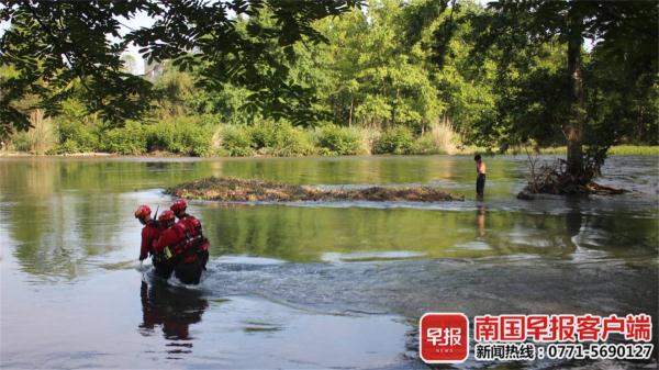 桂林一男孩下河游泳被困 获救后向消防员鞠躬致谢