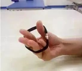 你拿手机是这个姿势吗？别再做了！医生紧急提醒……