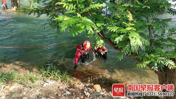 桂林一男孩下河游泳被困 获救后向消防员鞠躬致谢