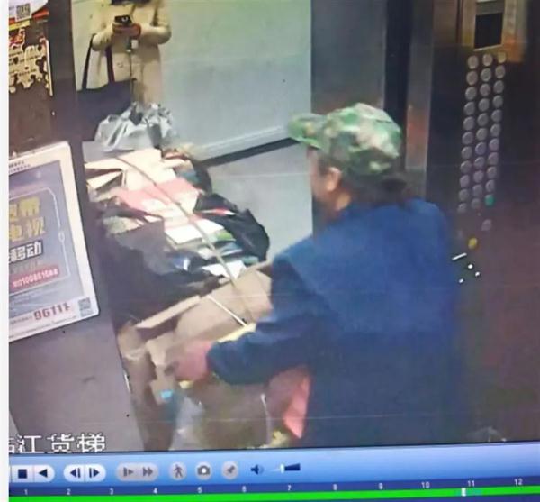 老人每天搭60次电梯捡垃圾,物业:缴费2.8万元!有原因 老人每天搭60次电梯捡垃圾,物业:缴费2.8万元!有原因