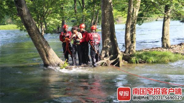 桂林一男孩下河游泳被困 获救后向消防员鞠躬致谢