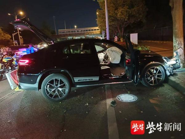 避让前车时将油门当刹车，小轿车怼上大树撞爆安全气囊