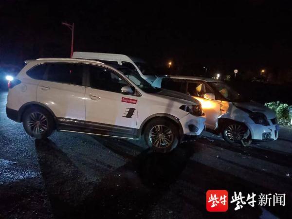 通过没有信号灯的十字路口，两车相撞责任该如何划分？