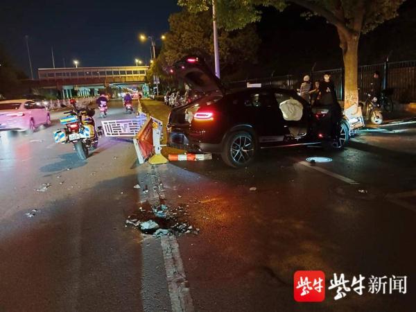 避让前车时将油门当刹车，小轿车怼上大树撞爆安全气囊