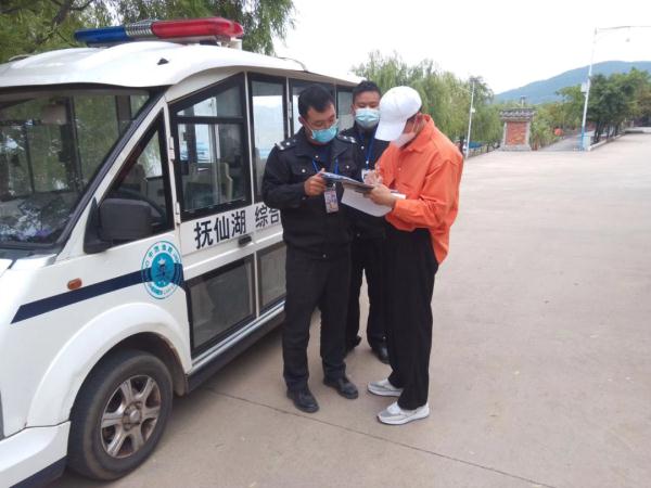 越野车开进抚仙湖拍照？罚！