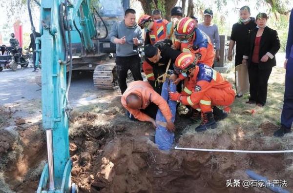 10岁男孩“倒挂金钩” 两入枯井救出弟弟