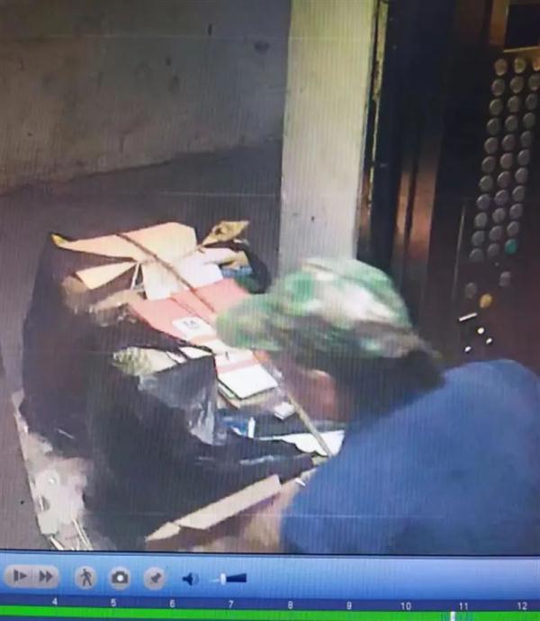 老人每天搭60次电梯捡垃圾,物业:缴费2.8万元!有原因 老人每天搭60次电梯捡垃圾,物业:缴费2.8万元!有原因
