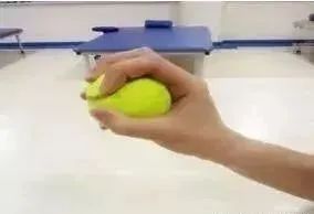 你拿手机是这个姿势吗？别再做了！医生紧急提醒……