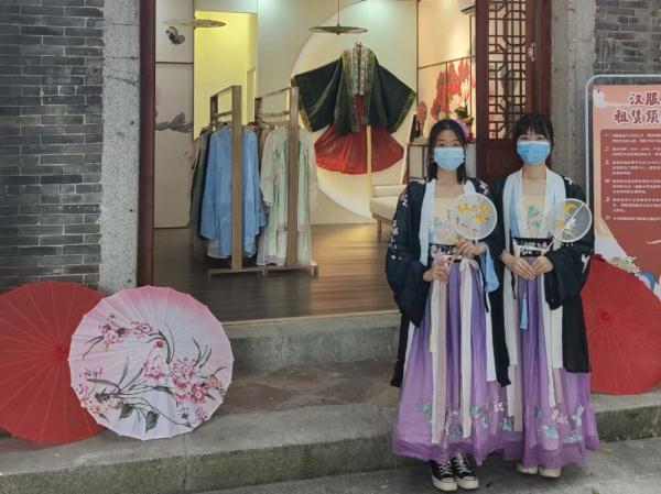 汉服体验热折射国风潮流席卷年轻群体 汉服体验热折射国风潮流席卷年轻群体