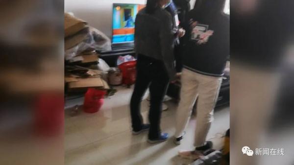 七旬老人每天搭60次电梯捡垃圾，被物业催缴近3万元